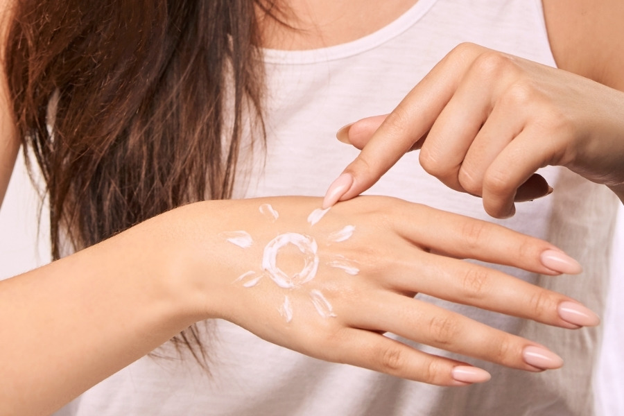 Bảo vệ da trước tác động của ánh nắng mặt trời sau khi thực hiện căng chỉ thái dương