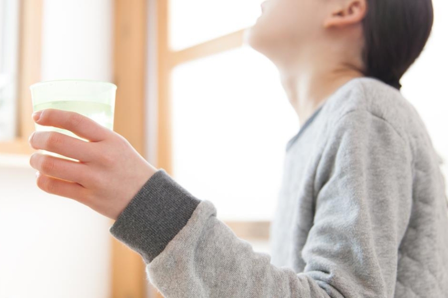 Vệ sinh miệng với nước muối sinh lý