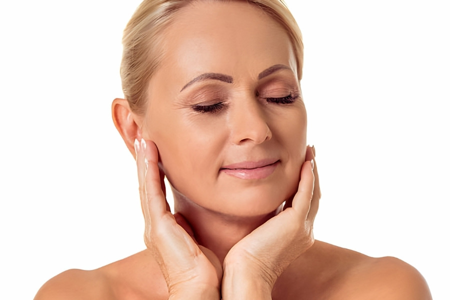 Căng da trên vùng thái dương sẽ giúp bạn làm mờ đi các vết nhăn hiệu quả