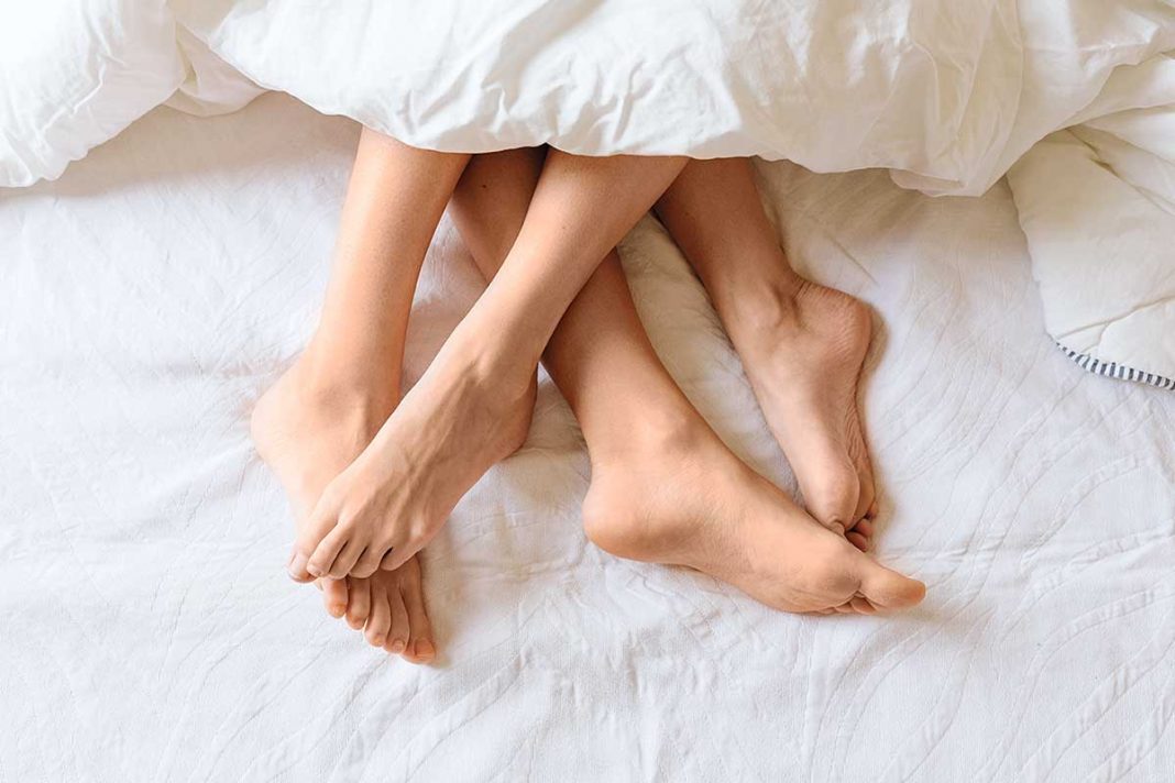 Bạn chỉ nên quan hệ sau ít nhất 6 tuần kể từ khi cắt môi nhỏ “cô bé”