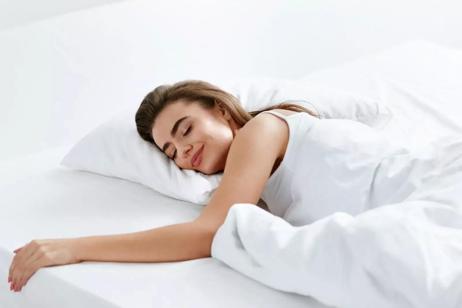 Nên nằm sấp hoặc nằm nghiêng khi ngủ để không gây áp lực lên vết thương