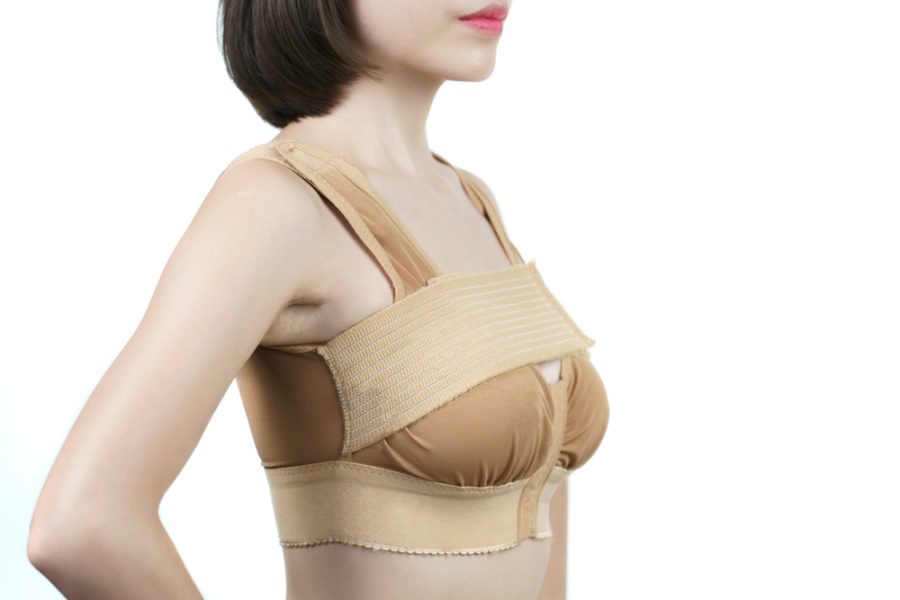 Mặc áo ngực chuyên dụng để giữ vùng ngực cố định trong vòng một tháng đầu