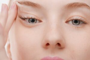 Tìm hiểu ngay nâng cung lông mày là gì và có tác dụng gì đến vẻ ngoài của chị em phái đẹp