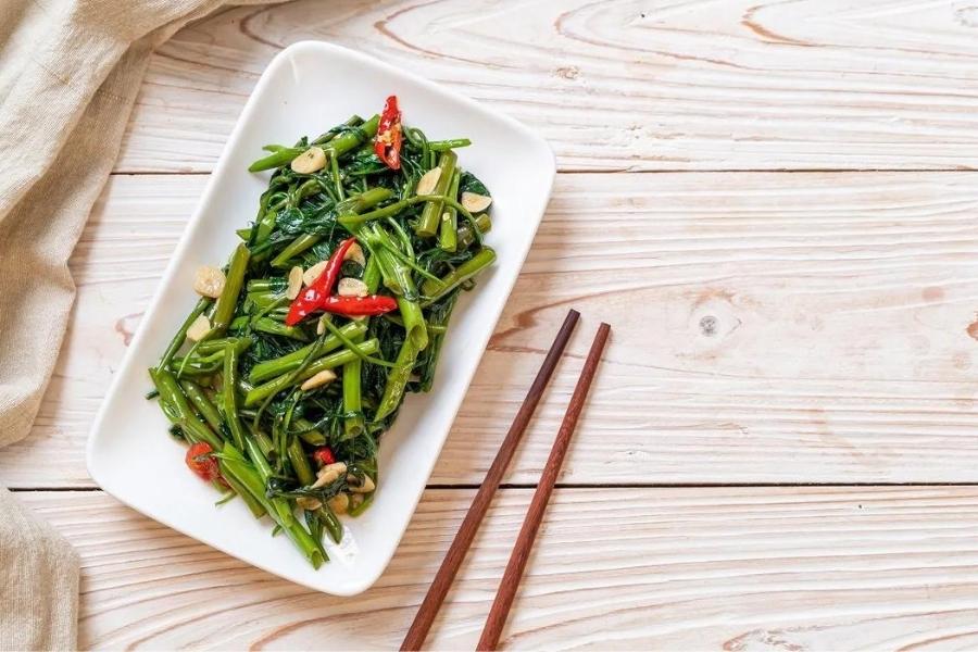 Sau khi nâng ngực nội soi cần tránh ăn rau muống vì dễ gây sẹo