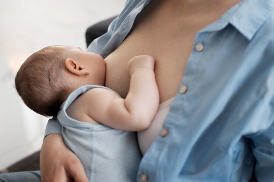 Sau khi nâng ngực nội soi có thể cho con bú bình thường