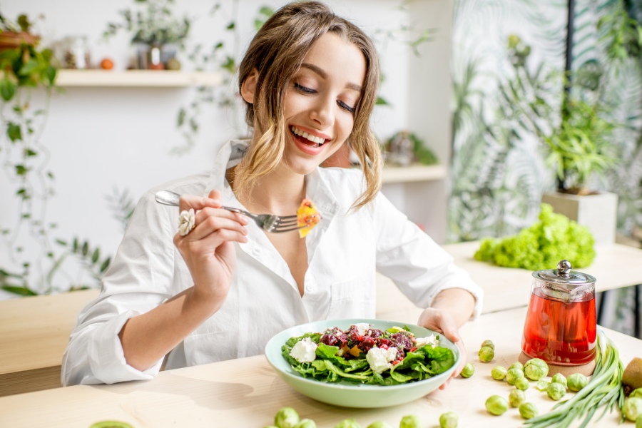 Chế độ ăn uống hợp lý sau khi cắt môi dày đóng vai trò quan trọng trong việc thúc đẩy quá trình lành thương và hạn chế nguy cơ biến chứng