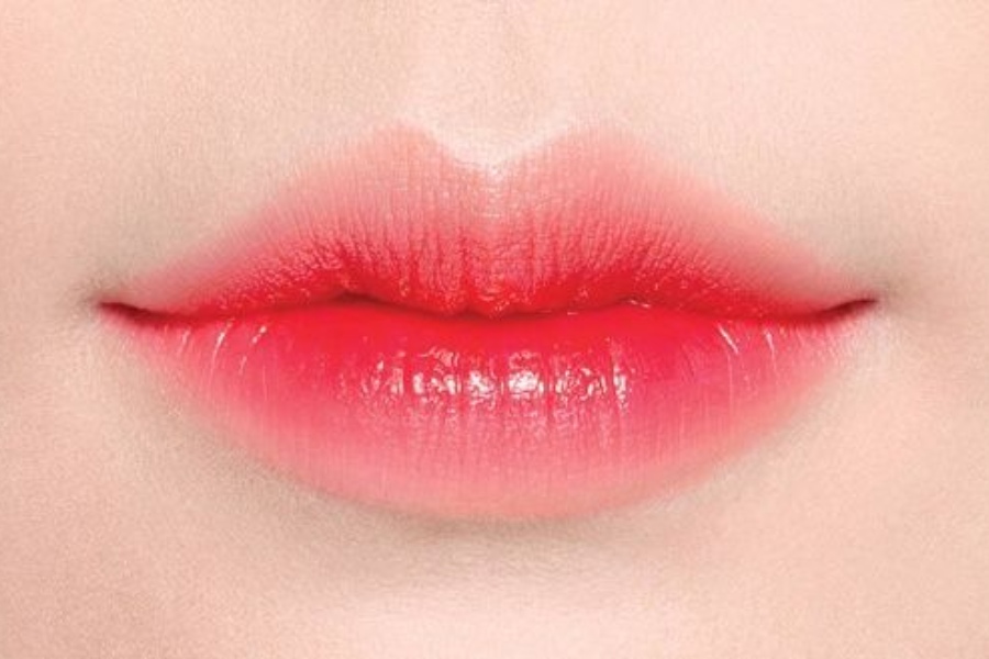 Cắt môi dày thành môi mỏng là một thủ thuật thẩm mỹ nhằm loại bỏ bớt phần da thừa ở môi, giúp tạo hình đôi môi mỏng manh, quyến rũ hơn