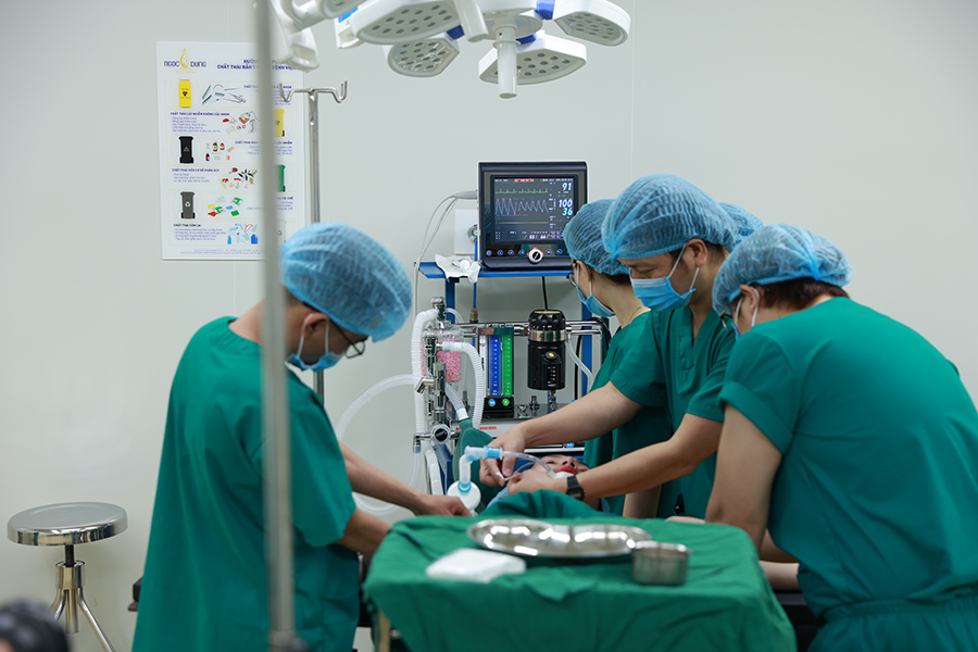 Bác sĩ thực hiện phẫu thuật tái tạo thành bụng tại Bệnh viện thẩm mỹ Ngọc Dung