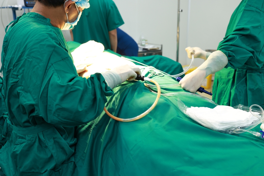 Tiến hành hút mỡ toàn thân