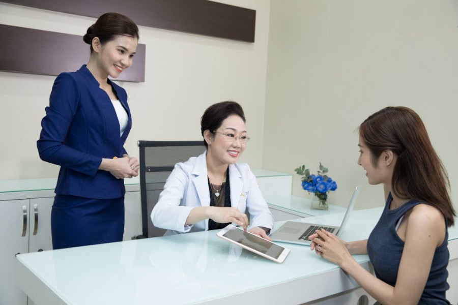 Tư vấn và đánh giá tình trạng da trước khi thực hiện