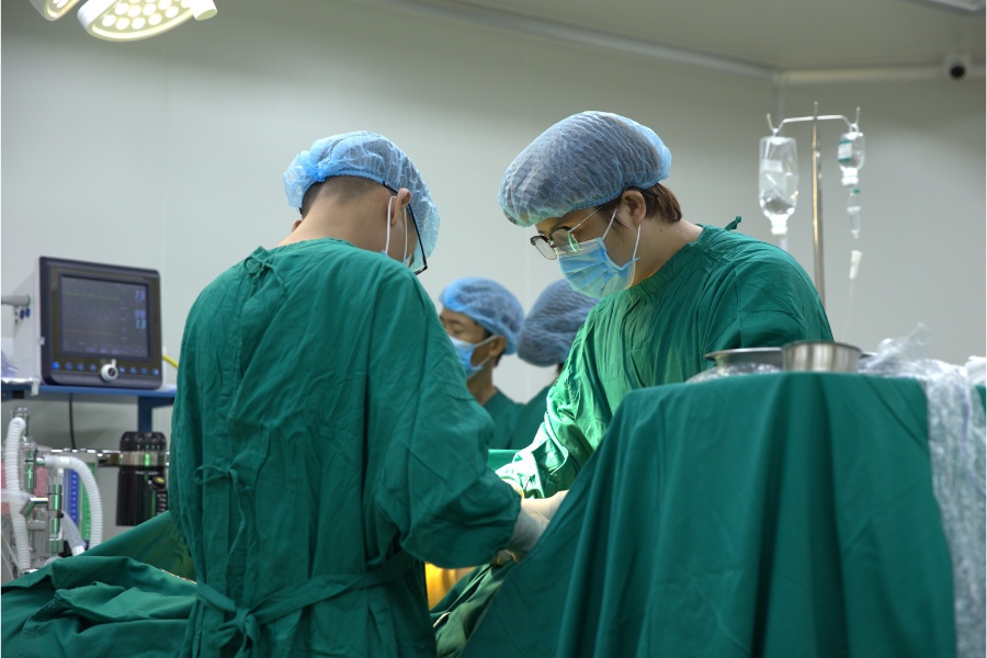 Có nhiều phương pháp cắt mí mắt dưới khác nhau, mỗi phương pháp đều có những ưu điểm và nhược điểm riêng