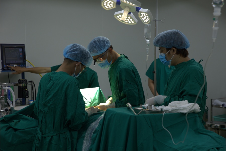 Quy trình cắt mí mắt dưới nên được thực hiện bởi bác sĩ thẩm mỹ có tay nghề cao, đảm bảo an toàn và hiệu quả