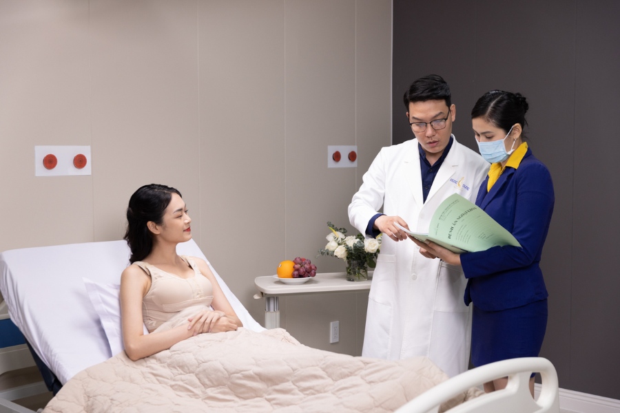 Cần uống thuốc và tác khám đúng theo lịch hẹn của bác sĩ sau khi rút chất liệu độn cằm