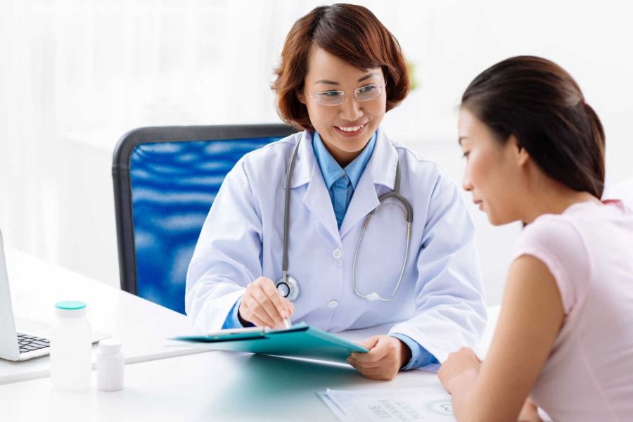 Bác sĩ thăm khám tư vấn trước khi hút mỡ bắp tay