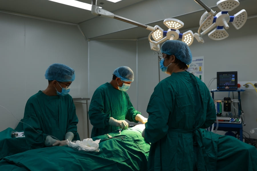 Bác sĩ thực hiện phẫu thuật hút mỡ siết eo