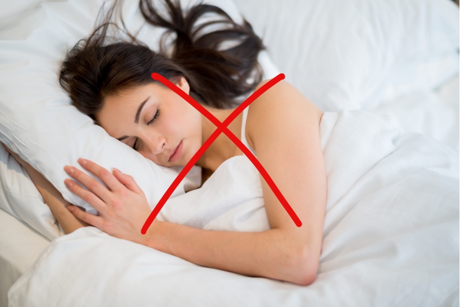 Tránh nằm nghiêng hoặc nằm sấp khi ngủ sau khi cấy mỡ vùng má