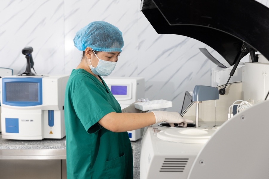 Bác sĩ thực hiện tách lọc mô mỡ tự thân