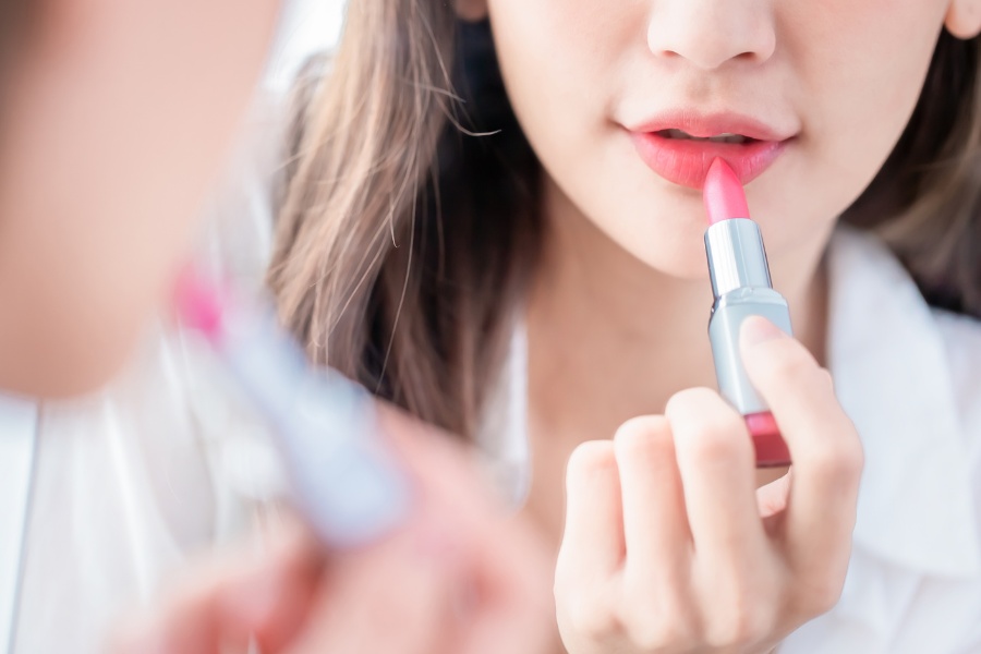 Không thoa son môi trong 24h đầu sau tiêm filler