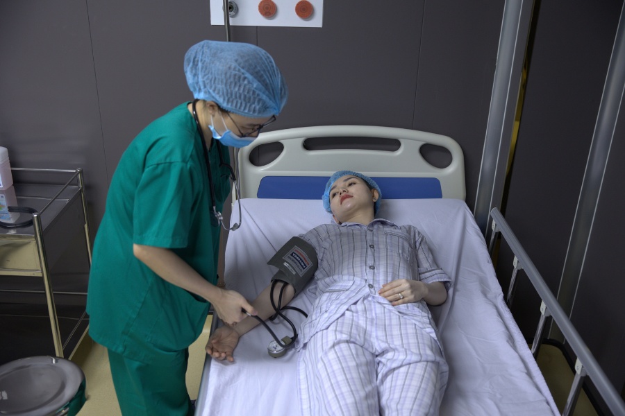 Khách hàng sẽ được thăm khám, kiểm tra sức khỏe tổng quát trước khi thực hiện phẫu thuật