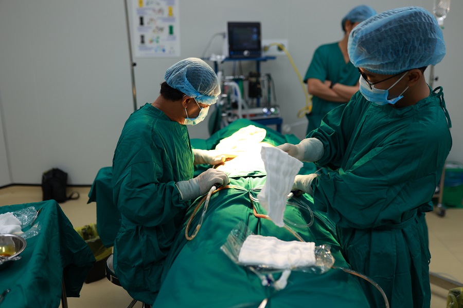 Đội ngũ bác sĩ thực hiện phẫu thuật hút mỡ lưng