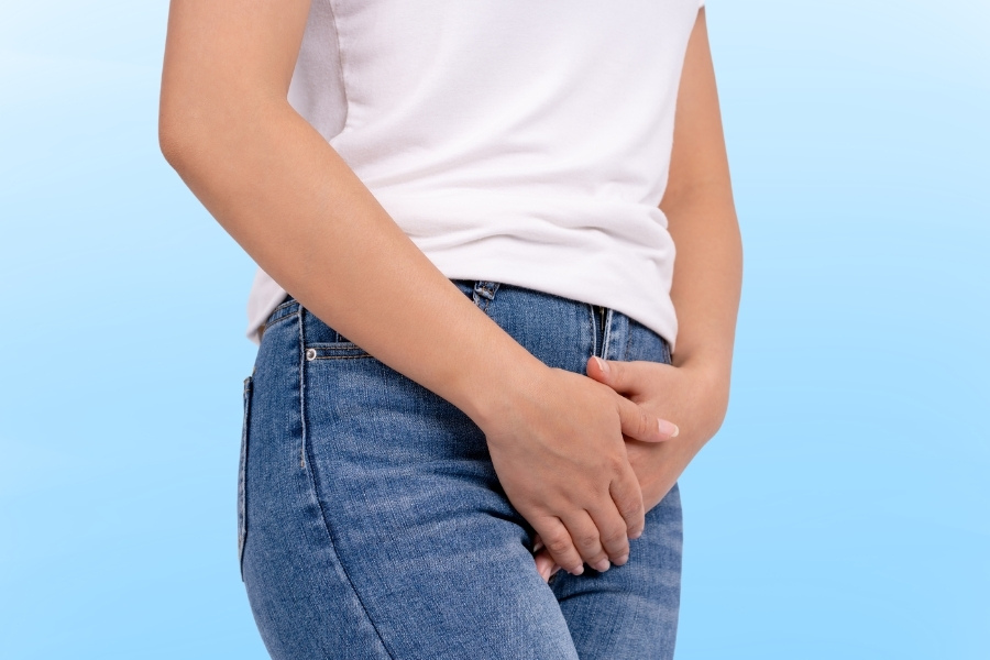 Vá màng trinh có thể gây ra một số biến chứng như sưng nề, ngứa ngáy khó chịu