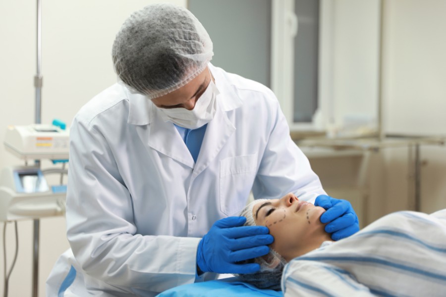 Môi phẫu thuật hỏng do tay nghề bác sĩ không đảm bảo