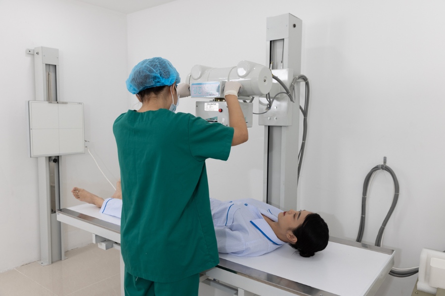 Bác sĩ thăm khám và tư vấn trước khi rút chất liệu độn cằm