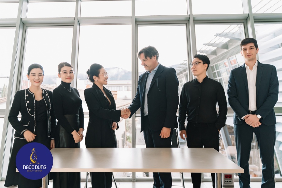 Hội đồng bác sĩ tại Bệnh viện Thẩm mỹ Ngọc Dung thường xuyên đi tu nghiệp, cập nhật xu hướng thẩm mỹ mới nhất