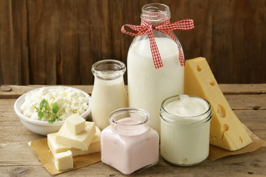 Sữa cung cấp nhiều vitamin, protein và canxi, hỗ trợ tái tạo da