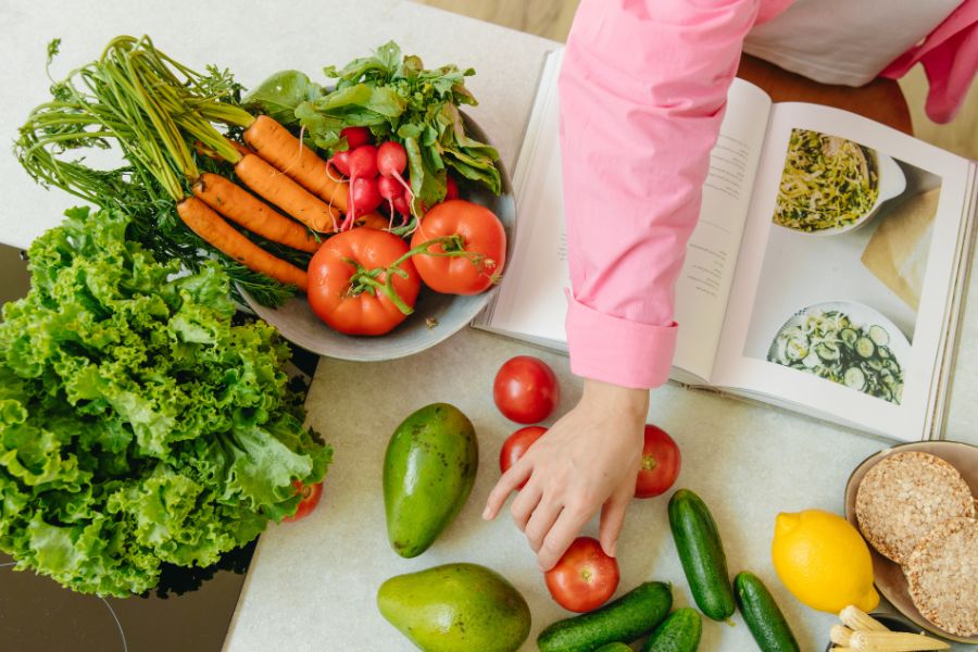 Vitamin A, C, E, K trong rau lá xanh đóng vai trò quan trọng trong việc thúc đẩy tái tạo tế bào da