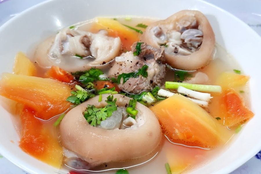 Ăn các món ăn lợi sữa cho mẹ sau sinh đang cho con bú