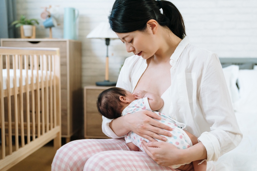 Cho bé bú thường xuyên và luân phiên giữa hai bên ngực