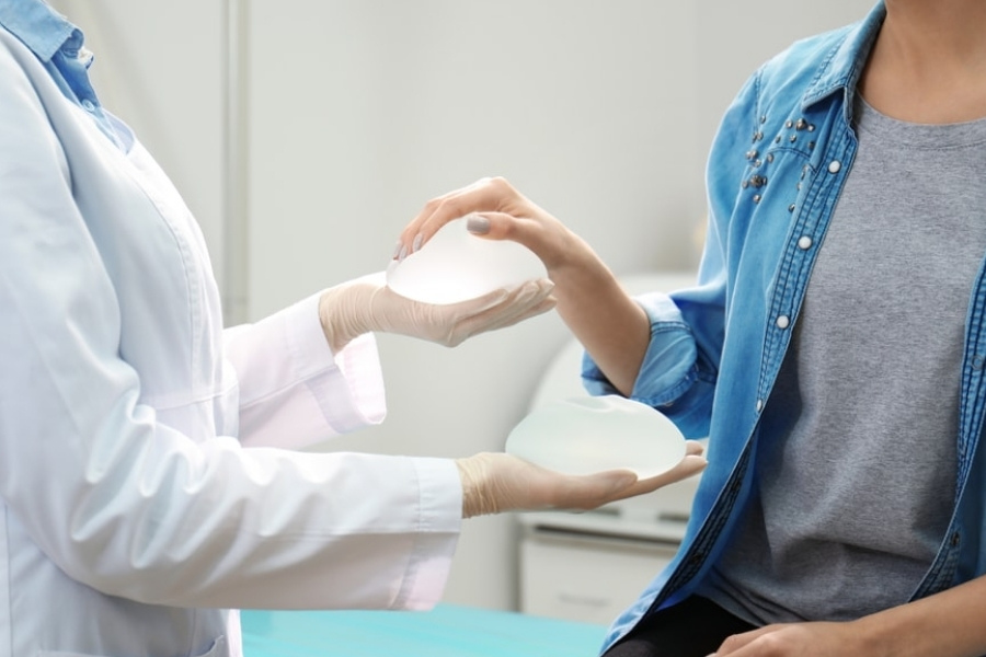 Phẫu thuật nâng ngực nên đặt túi mentor hay nano chip? 2 Túi ngực Mentor đã trở thành lựa chọn ưu tiên của nhiều phụ nữ khi quyết định nâng ngực, mang lại kết quả thẩm mỹ tự nhiên và an toàn.