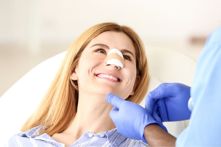 Những lưu ý quan trọng cần biết khi đeo kính sau nâng mũi