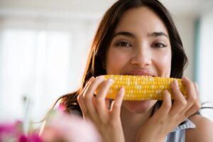 Chuyên gia giải đáp: Sau khi nâng mũi ăn bắp được không?