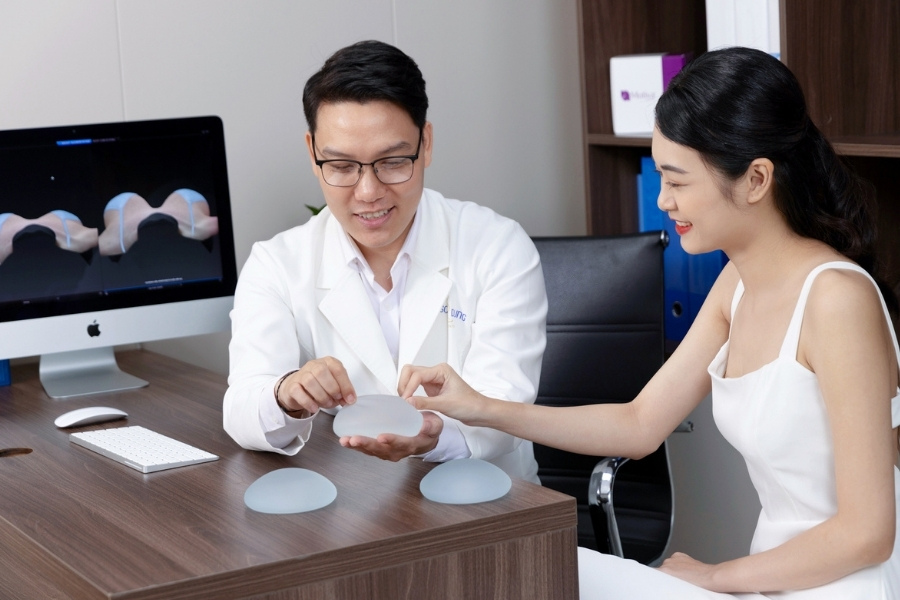 Bác sĩ tư vấn cho khách hàng chọn được túi ngực phù hợp Bác sĩ tư vấn cho khách hàng chọn được túi ngực phù hợp