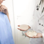 Phẫu thuật nâng ngực nên đặt túi mentor hay nano chip?