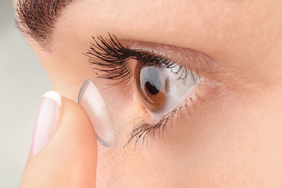 Dùng kính áp tròng để bảo vệ dáng mũi mới nâng thay vì đeo kính