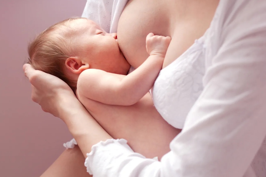 Nâng ngực có cho con bú được không? Phụ nữ sau nâng ngực vẫn có thể nuôi con bằng sữa mẹ 