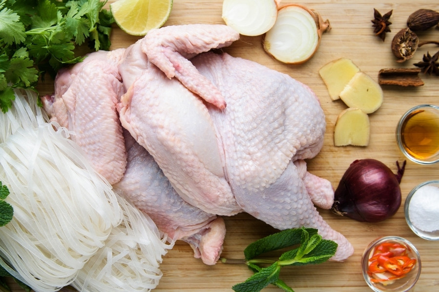 Phẫu thuật nâng mũi kiêng gì? Trong Đông y, thịt gà vốn có tính nóng nên sẽ làm mũi sưng, mưng mủ nên cần phải kiêng