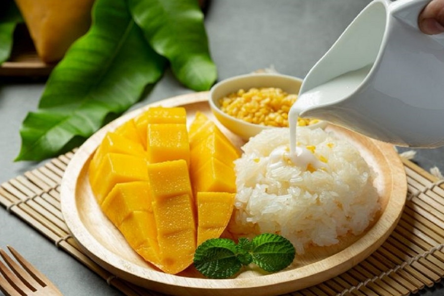 Bạn nên tránh ăn đồ nếp trong ít nhất vài tuần đầu sau khi nâng mũi