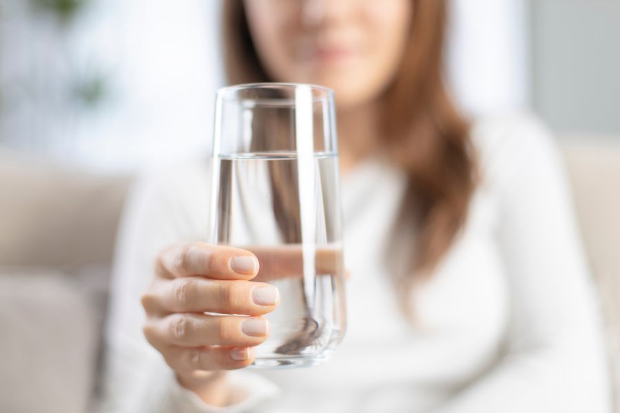 Nước lọc là lựa chọn tốt nhất để bù nước và cung cấp đủ lượng nước cần thiết cho cơ thể