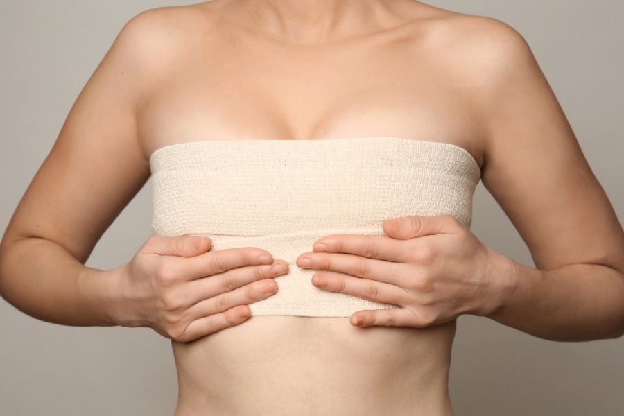 Nâng ngực bao lâu thì mềm?  Sau tuần - 2 tháng nâng ngực chị em sẽ thấy ngực trở nên mềm, tự nhiên hơn.