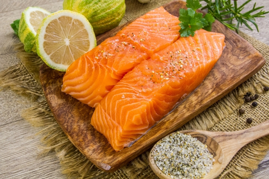 Ăn cá hồi sau nâng mũi để bổ sung protein và omega-3