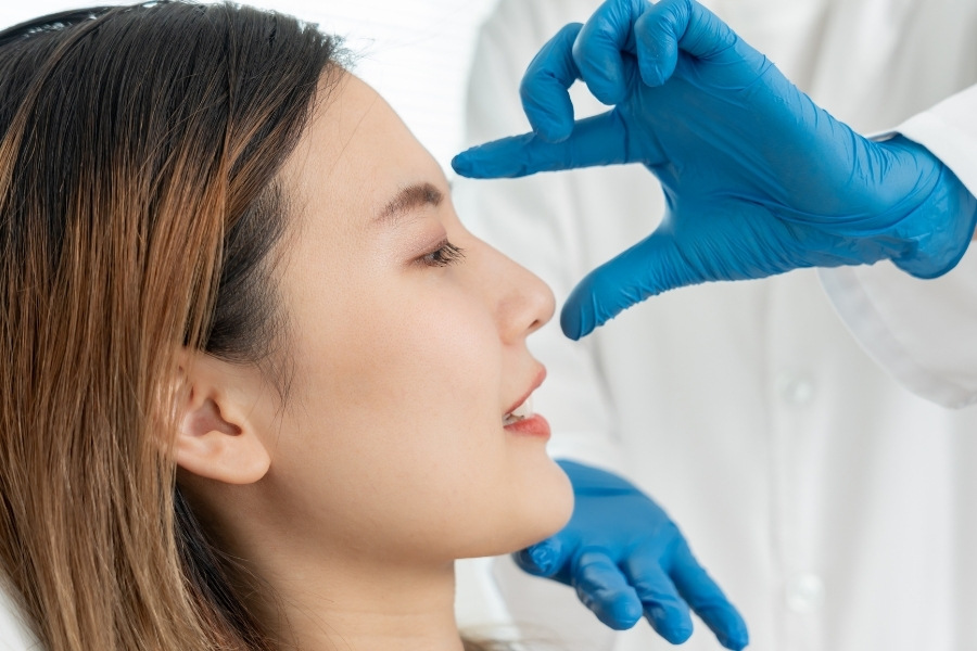 Nâng mũi có đau không? Mẹo giảm đau hiệu quả khi nâng mũi