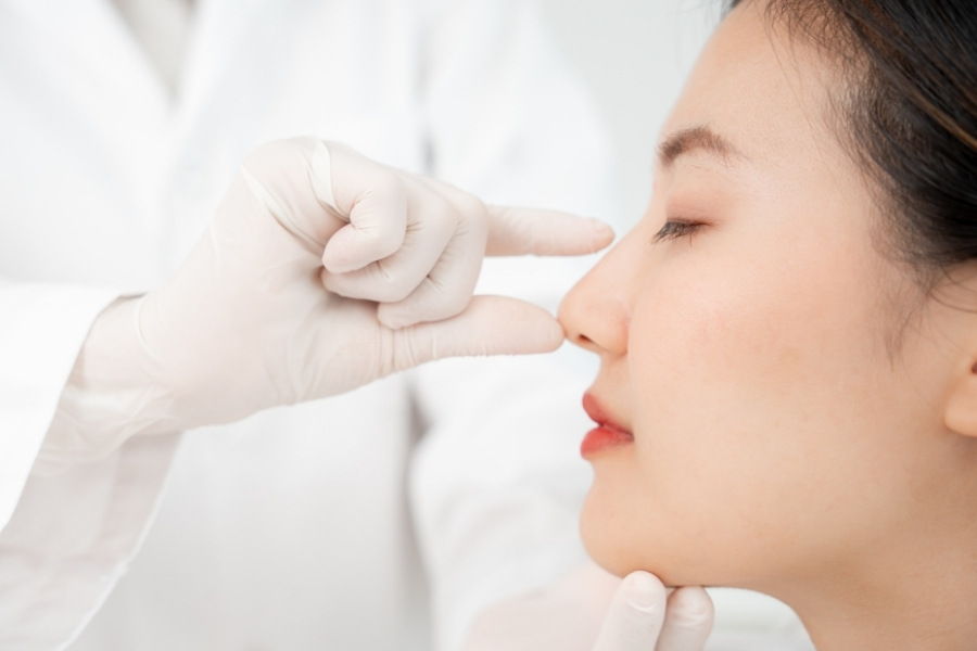 Nâng mũi đau không? Nâng mũi có đau nhưng mức độ đau thường nằm trong khả năng chịu đựng được và có thể kiểm soát bằng nhiều cách khác nhau