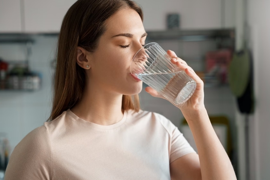 Uống nước lọc thay thế cho nước mía sau nâng mũi