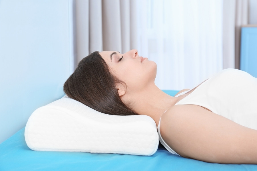 Nâng mũi xong có được nằm nghiêng? Sau khi nâng mũi, bạn nên duy trì tư thế nằm thẳng để ngăn ngừa tình trạng xô lệch dáng mũi