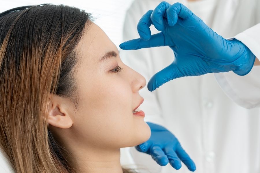 Chăm sóc vết thương sau nâng mũi là một quá trình đòi hỏi sự kiên nhẫn và tỉ mỉ