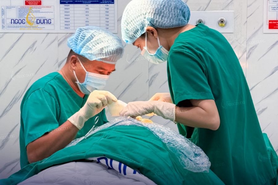 Căng da nọng cằm là gì? Phương pháp và quy trình 2026 15 Bác sĩ đo vẽ và xác định phạm vi tích mỡ nọng cằm